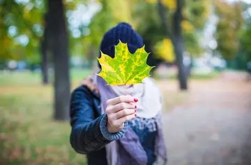 树叶遮脸照片用树叶遮脸的美女照片图片下载素材之家