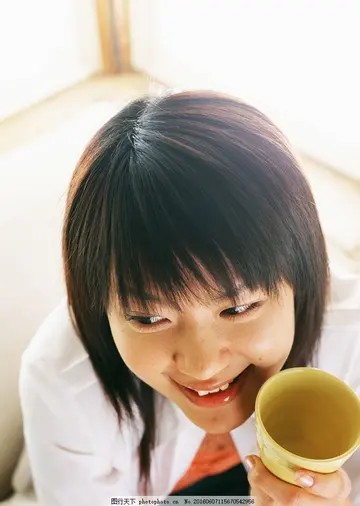 手拿杯子的女生头像 (9)