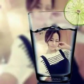 手拿杯子的女生头像 (13)