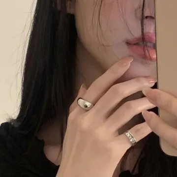 手拿口红的女生头像 (11)