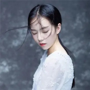 女生淡定从容头像风轻云淡