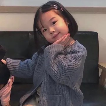 情侣头小女孩和狗