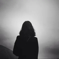 头像黑白女生背影伤感 黑白背影微信头像女生伤感 (16)