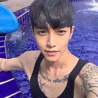 在游泳池的男头像 (2)