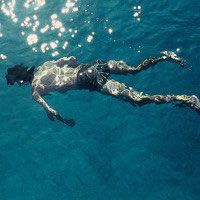 在游泳池的男头像 (3)