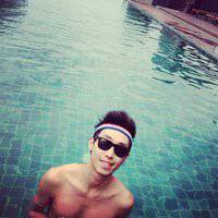 在游泳池的男头像 (4)