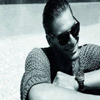 在游泳池的男头像 (6)