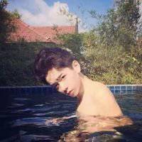 在游泳池的男头像 (7)