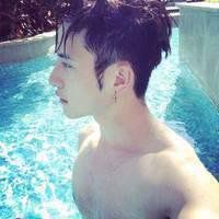 在游泳池的男头像 (10)