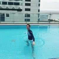 在游泳池的男头像 (11)