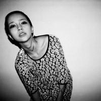 性感颓废黑白女生微信头像-爱情不需要任何人的可怜(2)