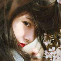 头发凌乱的女生头像