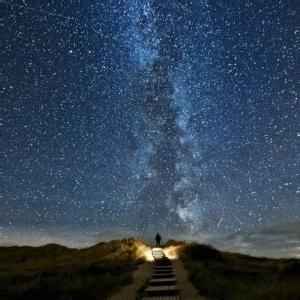 背景星空的头像男生 微信头像男生阳光背景