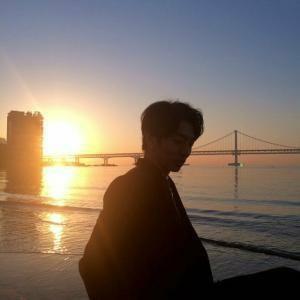 给男生找微信头像～想要酷酷的又积极向上的～谢谢?