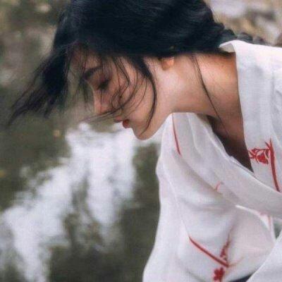 颓废孤寂的女生微信头像