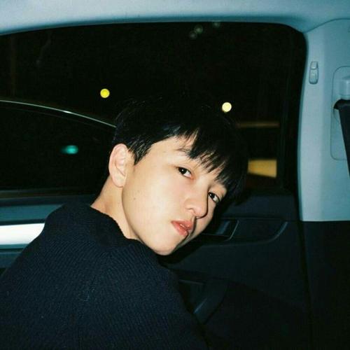 觉得用其他男生照片微信头像很别扭,这想法很奇葩?