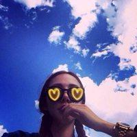 蓝天下的女孩图片头像真人版【点击鼠标右键下载】