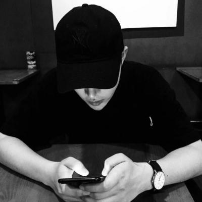 帅气男生黑白头像溺于黑白色