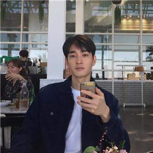 qq头像帅哥拿手机简单帅气感受最纯真的自己