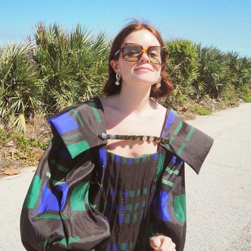 阳光明媚公路丽人头像