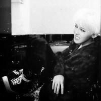 权志龙伤感微信头像下载【点击鼠标右键下载】