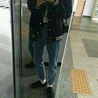 微信头像男生低头伤感 低头看着爱念【点击鼠标右键下载】