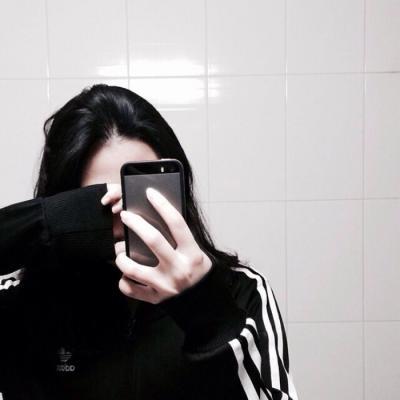 简单大方的气质女生微信头像凝眸牵不住时光