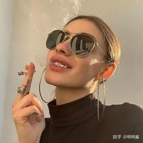 有没有好看的单身酷酷的微信女头像