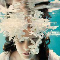 微信头像图片女生侧面弹钢琴【点击鼠标右键下载】