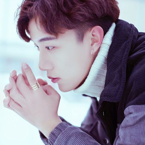 侧脸清纯美男子