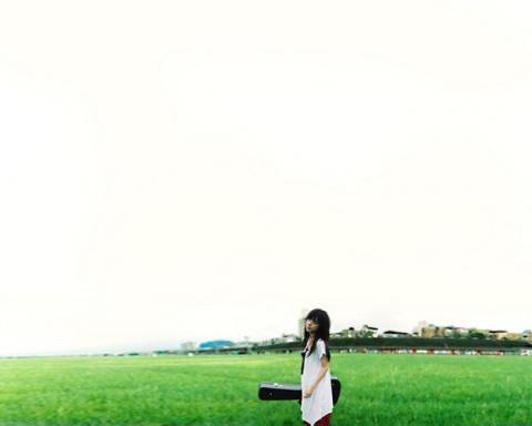 跪求一张谈吉他的女生头像,要侧脸,安静点的,谢了