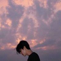 头像侧身黑衣服白衬衫男生点击鼠标右键下载