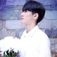 男生侧脸拿花头像_帅气男生侧身手拿花头像图片【点击鼠标右键下载】