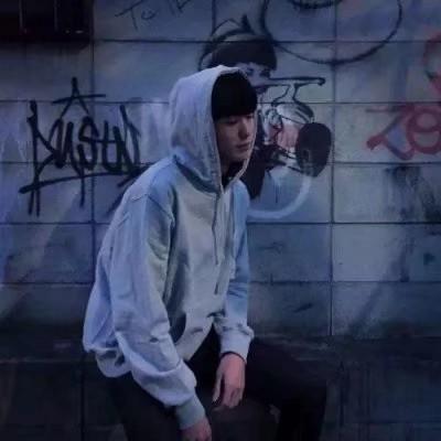 微信帅气男生头像蓝色系 太阳暖人不暖心-腾牛个性网