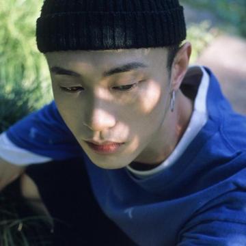 南故:后来我开始浪迹天涯也没人说给我个家,男生头像图片-回车桌面