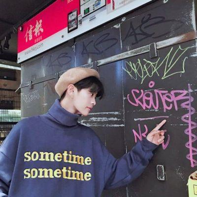 青春干净的帅气男生头像微信 太深刻的东西只适合藏在心里-腾牛个性网