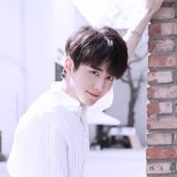 阳光帅气微信头像:别总因为迁就别人就委屈自己_永恒头像网