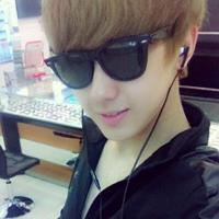 唯美短发遮嘴图片大全_微信头像图片大全