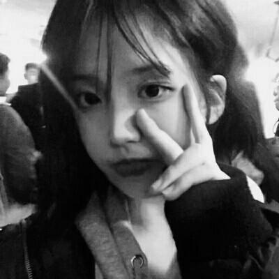 伤感个性女生黑白落寞微信头像-头像-语惜网