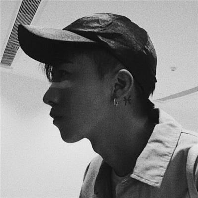 微信伤感的男生头像黑白色系 我喜欢的人也喜欢着别人,男生头像图片-