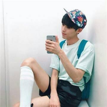 梓心:超拽帅气手机控男生微信头_男生头像_我要个性网