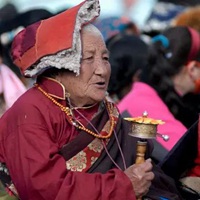 甘南藏族少女祈祷风调雨顺 杨天民摄