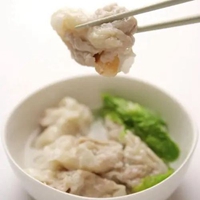 小男孩碗里没有山珍海味