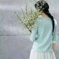 女生拿花头像唯美图片-手拿花的女生头像唯美 (17)