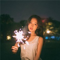 拿着烟花棒的头像唯美 人侧脸手拿烟花棒图片 (12)