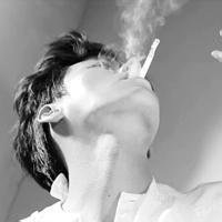 男人抽烟伤心失恋的微信头像 (6)