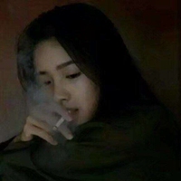 手指叼烟吸烟的女头 (1)