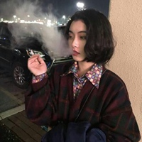 手指叼烟吸烟的女头 (13)