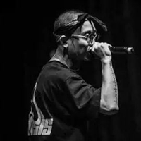 欧阳靖戴上面具成为了hiphop man,而gai爷戴上面具后则成为了一个歌者